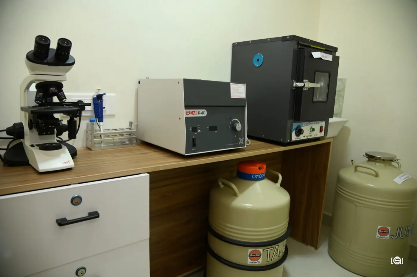 Cryo storage tanks and lab equipment in the Aansh IVF embryology lab