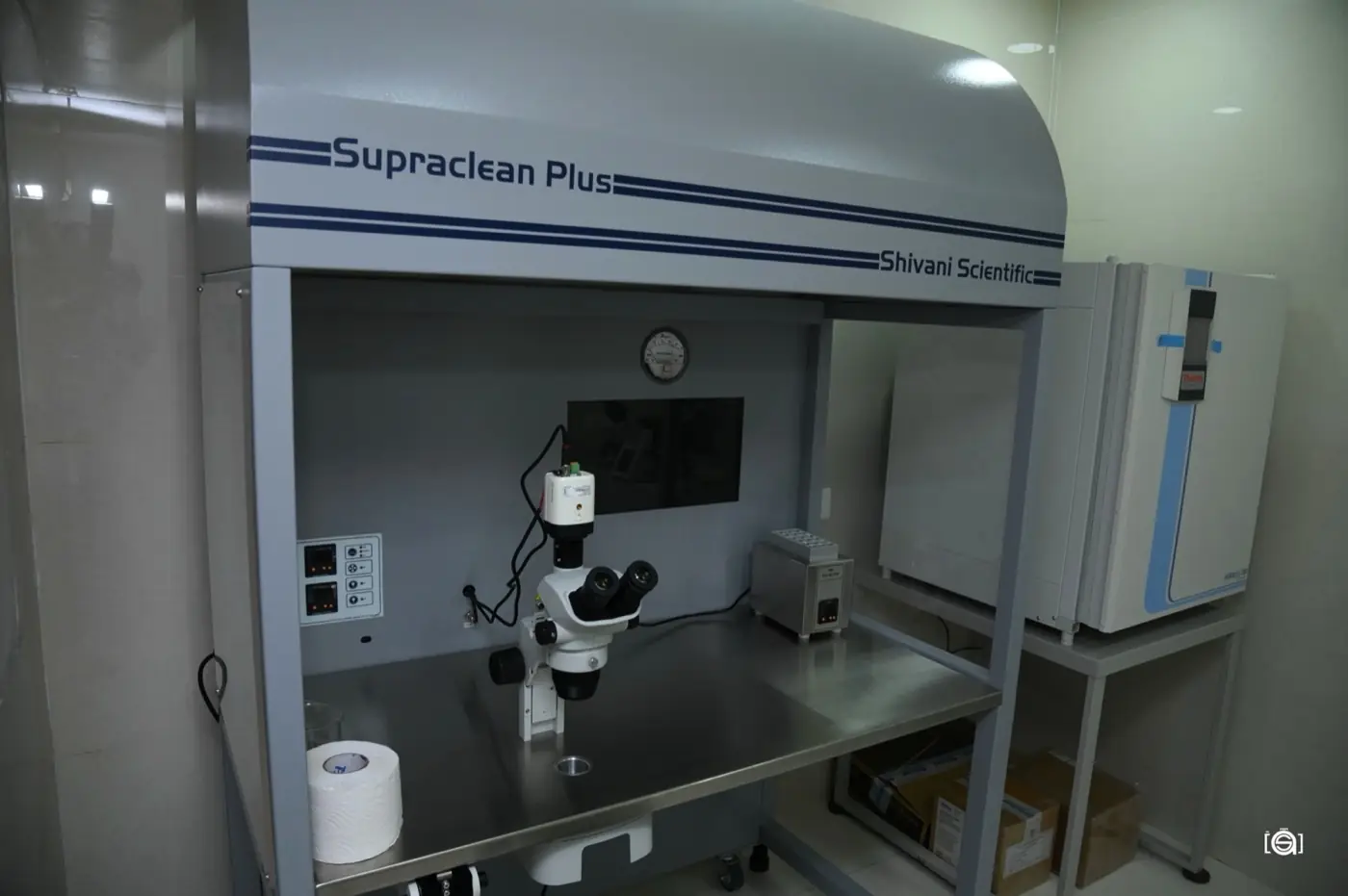 Laminar-flow ART workstation with stereo microscope and CO2 incubator in the Aansh IVF embryology lab
